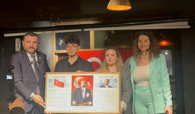 İyi Parti İl Başkanı Süleyman  Semerci 'ye  Öğrenciler  Atatürk  Portresi  Takdim  Etti