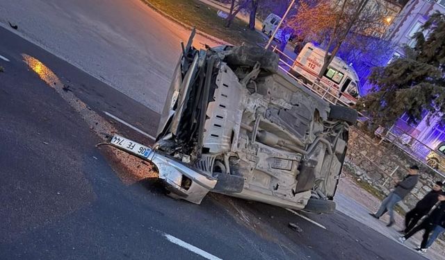 Denizli-Serinhisar karayolunda 2 araç takla attı; 5 yaralı