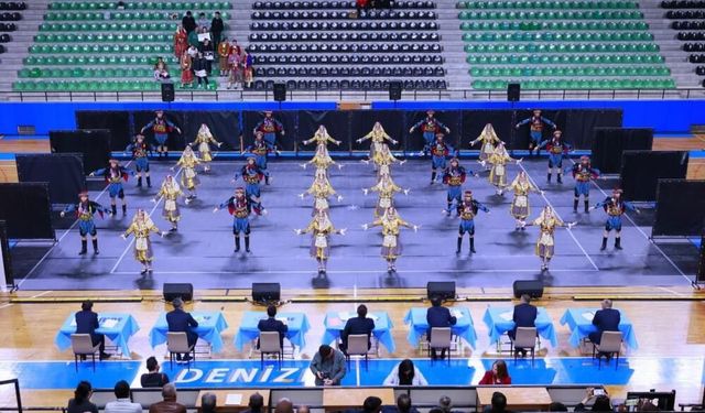 Halk oyunları şöleni izleyenleri mest etti