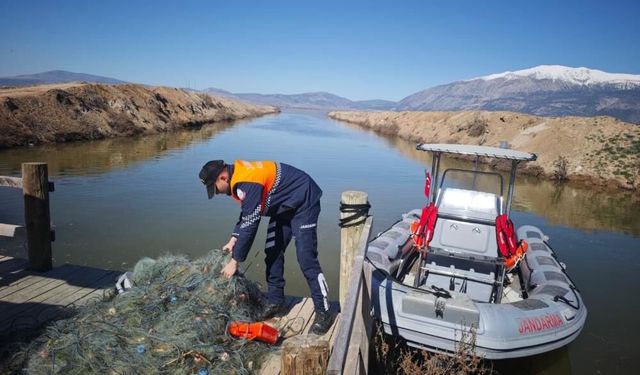 Işıklı Barajında kaçak avcılığa geçit yok 5 bin metre ağ ele geçirildi