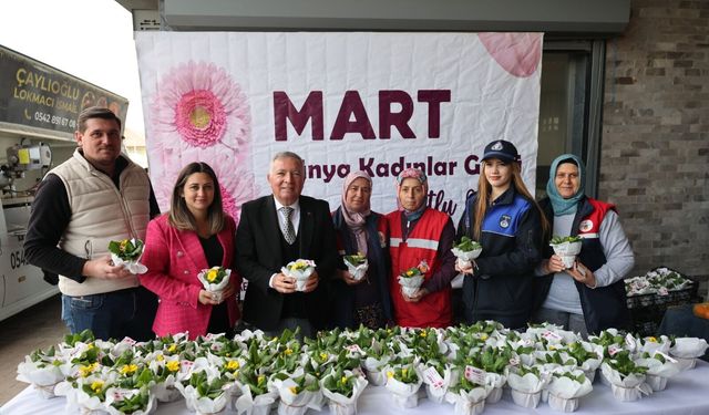 Honaz’da Kadınlara 8 Mart Hediyesi:  Çuha Çiçekleri Dağıtıldı