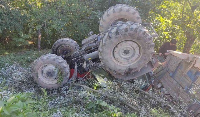 Kontrolden çıkan traktör devrildi; Baba öldü, oğlu yaralı kurtuldu