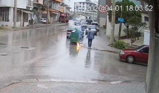 Çöpe atılacak batarya işletmecinin elinde alev aldı