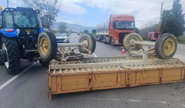 Denizli’de traktör ile hafif ticari araç çarpıştı