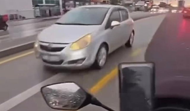 Ters yönde ilerleyen sürücü trafiği birbirine kattı