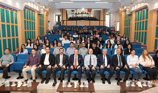 Üniversiteli öğrenciler Denizli OSB Yönetim Kurulu Başkanı Selim Yaymanoğlu ile buluştu