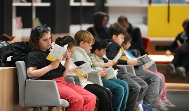 Denizli’de çocuklar “Telefonu Bırak, Kitaba Sarıl” çağrısına kulak veriyor