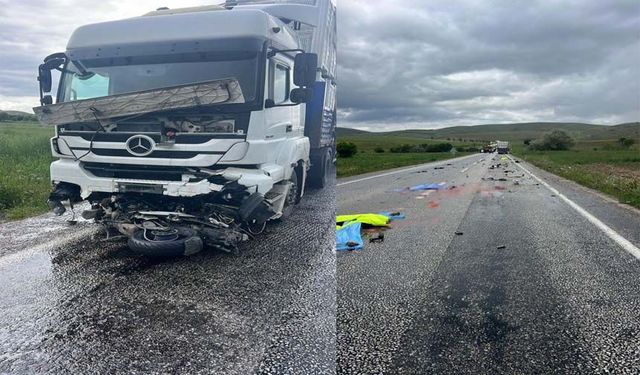 Motosiklet Sürücüsü Girdiği Tırın Altında Feci Şekilde Can Verdi
