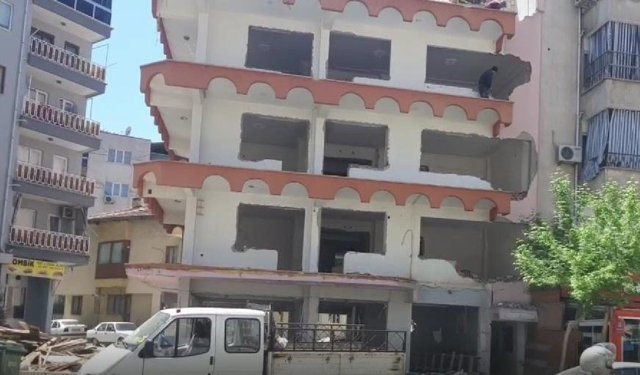 Güvenlik önlemleri alınmadan yapılan bina yıkımı tehlike saçtı