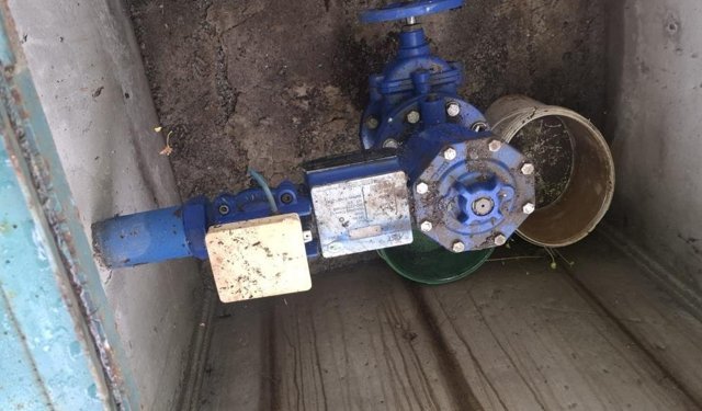 Tarlasından izinsiz geçirildiğini iddia ettiği sulama hattına yeniden zarar verdi