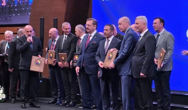 Cumhurbaşkanı Erdoğan'dan DTO Başkanı Erdoğan'a ‘Hizmet Şeref' Plaketi