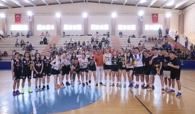 Potadan Zirveye, Sahneden Ödüle; 19 Mayıs