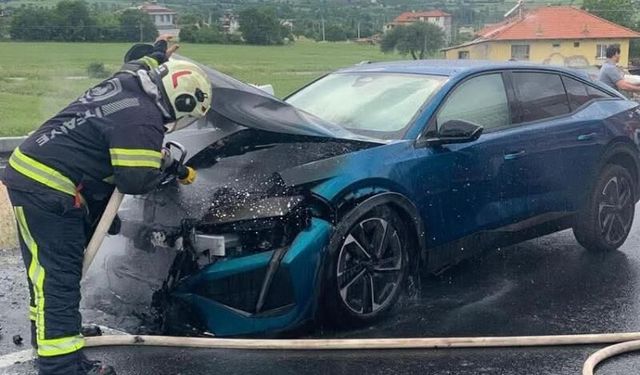 Denizli'de Seyir Halindeki Araçtan Duman ve Alevler Yükseldi