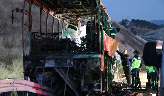 Denizli'de  8 Kişinin Yaşamını Yitirdiği Kazada Cenazeler Metal Yığınına Dönen Otobüsten Çıkartıldı