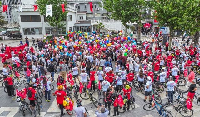 Büyükşehir’in “Umuda Pedal Çevir” Bisiklet Şenliği Kortej Yürüyüşüyle Başladı