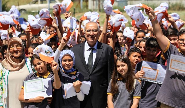 Çameli’de Karne Coşkusu: Başkan Arslan Öğrencilerin Heyecanına Ortak Oldu