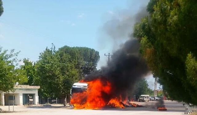 Denizli Sarayköy’de Saman Yüklü Tır Alev Alev Yandı