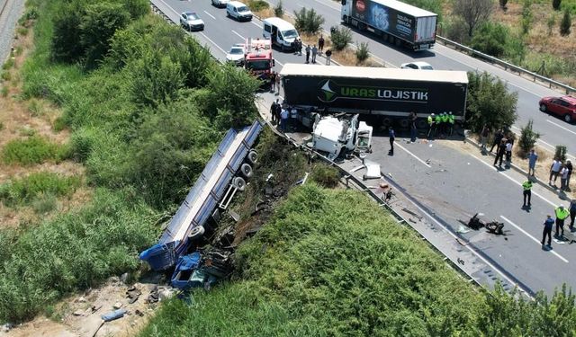 Karşı Şeride Geçen Tır, Bir Başka Tırla Kafa Kafaya Çarpıştı: 1 Ölü, 1 Yaralı