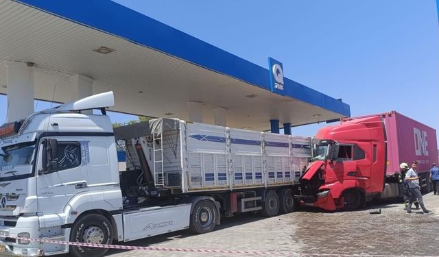 Baygınlık Geçiren Tır Şoförü İstasyonda Yakıt Alan Başka Bir Tıra Çarptı