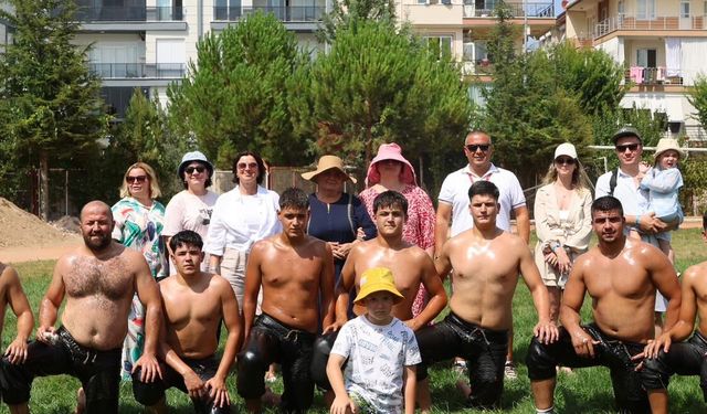 Hayatlarında İlk  Kez Güreş İzlediler: 30 Ağustos'ta Turist Tribününde Buluşacaklar
