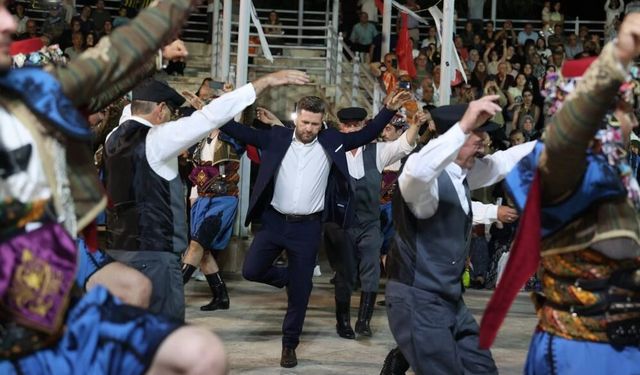 Tavas'ta Üstat Ve Genç Efeler 'Zeybek Ateşi'ni Yaktı