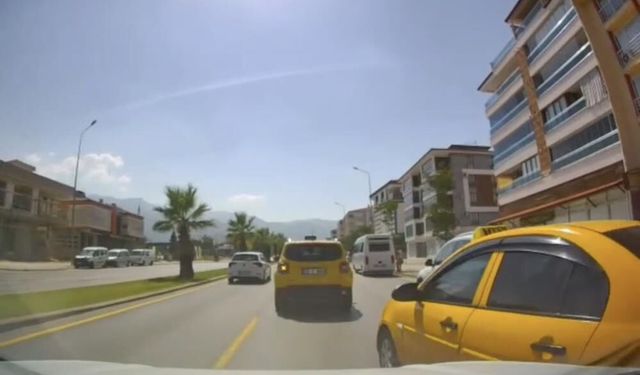 Ani Şerit Değiştiren Taksi Kazaya Neden Oluyordu
