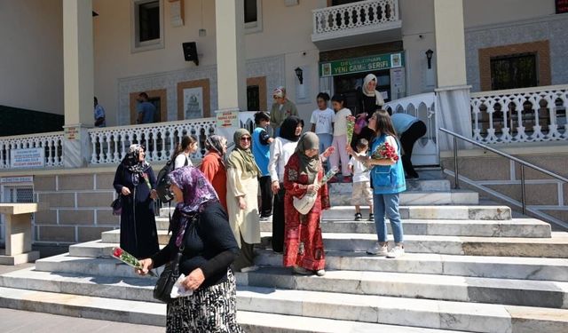 Denizli’de Mevlid Kandili’nde 571 Gül Dağıtıldı