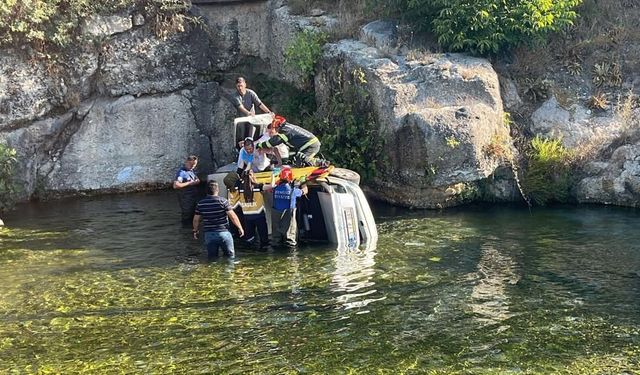 Çivril'de Otomobil Göle Uçtu, Sürücü Yaralandı