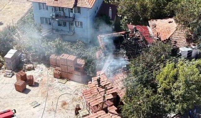 Denizli'de Bahçe Temiz İçin Yaktığı Ateş Evini Küle Çevirdi