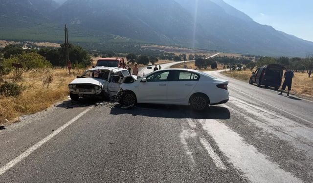 Çivril'de İki Otomobil Çarpıştı: 5 Yaralı