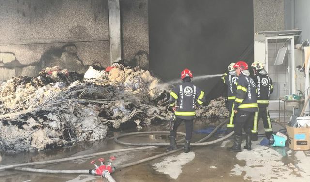 Denizli'de Kırpıntı Deposunda Çıkan Yangın Yoğun Müdahaleyle Kontrol Altına Alındı