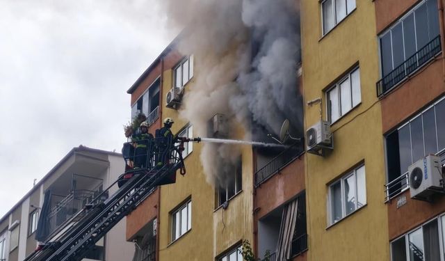 Denizli'de Dairede Çıkan Yangında 1'i Yatalak 2 Kişi Dumandan Etkilendi