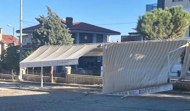 Denizli'de Kitap Kafe Önündeki Kırık Gölgeliğe Tepki Yağıyor