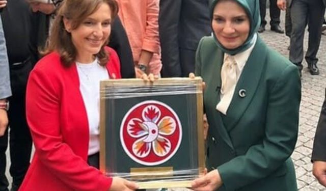 152 Yıllık Makineyle İşlenen Kızılay’ın ilk Amblemi Bakan Göktaş’a da Hediye Edildi