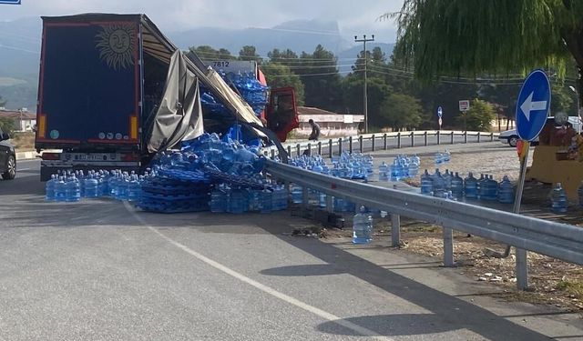 Denizli'de Virajı Alamayan Su Yüklü Tır Devrildi