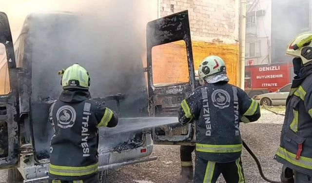Denizli'de Seyir Halindeki Otomobil Alevlere Teslim Oldu