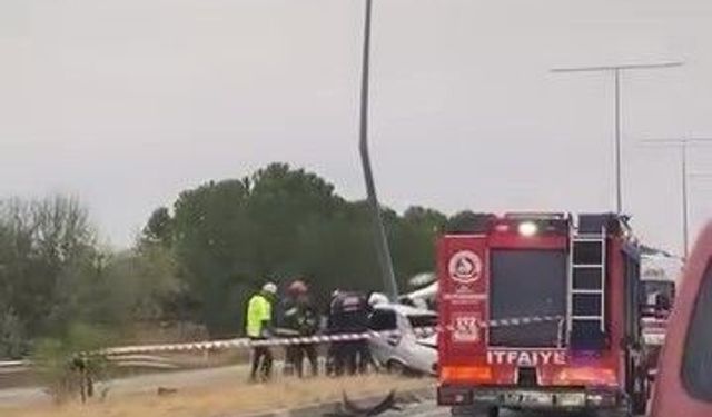 Denizli'de Elektrik Direğine Çarpan TOFAŞ İkiye Bölündü: 1 Ölü