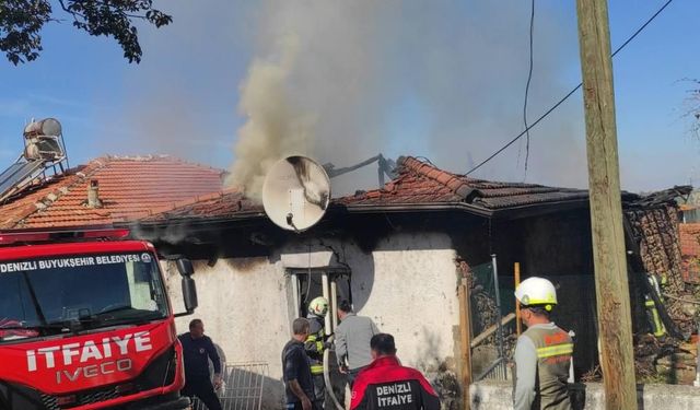 Denizli'de Alevlerin Sardığı Ev Kullanılamaz Hale Geldi