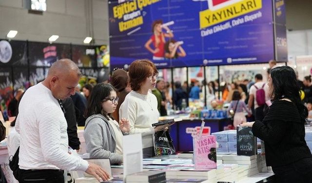 Denizli TÜYAP Kitap Fuarı'nda Yazar Yağmuru Sürüyor