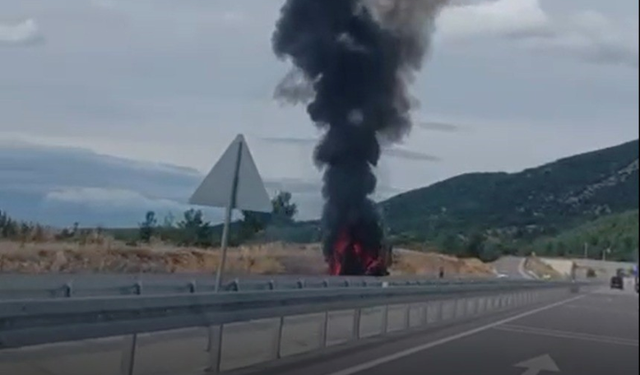 Denizli'de Seyir Halindeki Kamyonet Alev Aldı