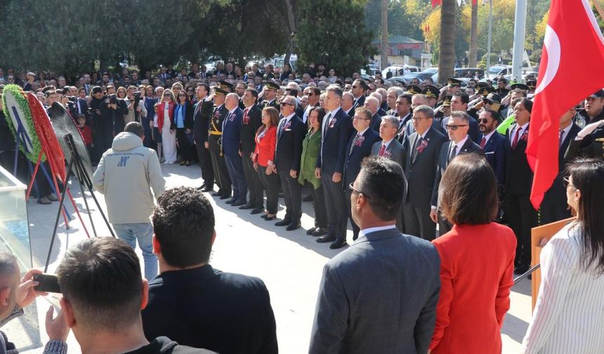 Denizli'de Cumhuriyet Bayramı kutlamaları çelenk töreniyle başladı