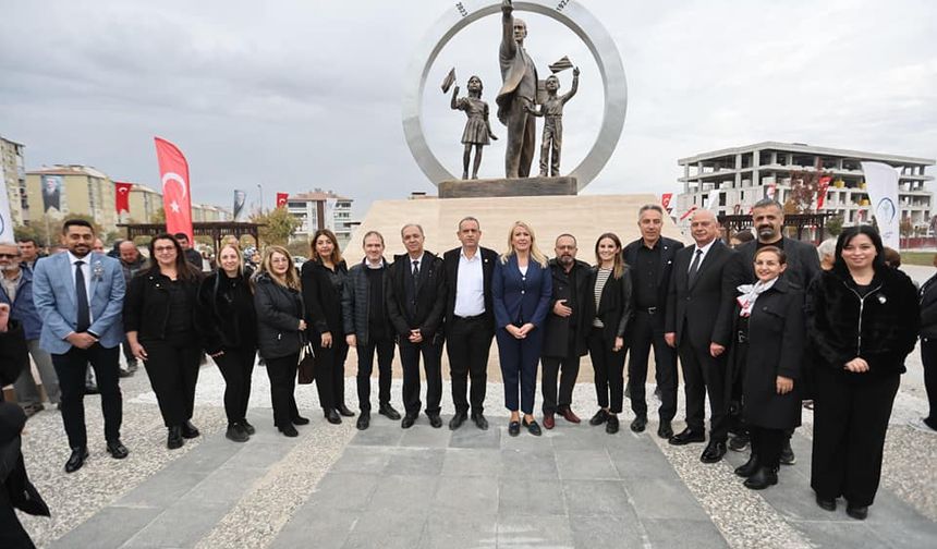 Başkan Doğan, Merkezefendi'den sonsuzluğa uzanan 100. Yıl Meydanını hizmete açtı