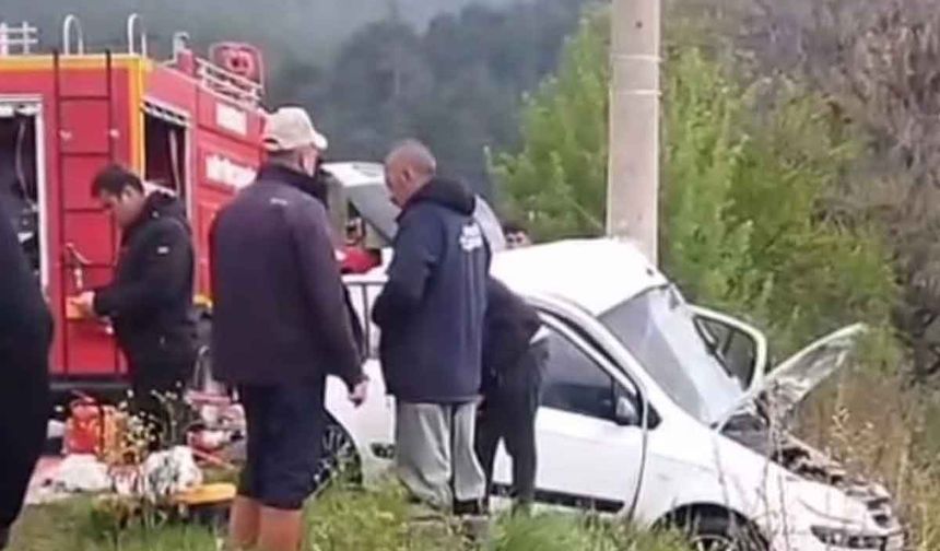 Denizli’de yoldan çıkan otomobil elektrik direğine çarptı; 2 ölü, 1 yaralı