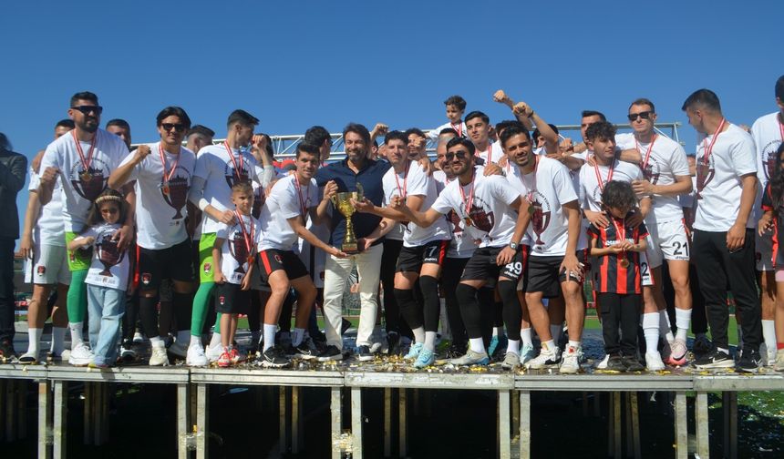 TFF 3. Lig'e yükselen Denizli İdmanyurdu şampiyonluk kupasını kaldırdı