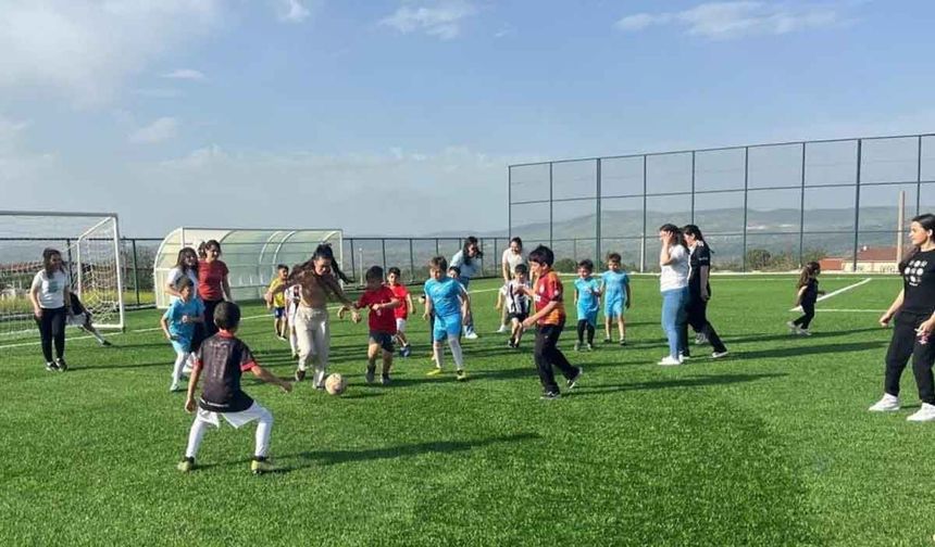 Annelerle oğullarının yeşil sahadaki mücadelesi gülümsetti