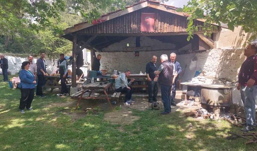 Buldan’da 20 yıllık Bahçeli Dede hayrı bu yılda devam etti