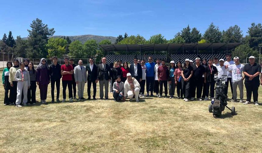 Golf oynayan huzurevi sakinleri, azim ve enerjileriyle alkış aldı