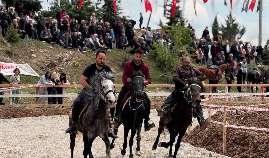 Rahvan At Yarışlarında 8 yaşındaki jokey göz kamaştırdı