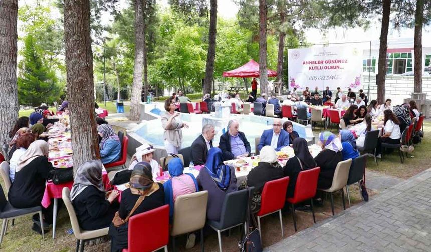 Denizli protokolü şehit anneleriyle buluştu