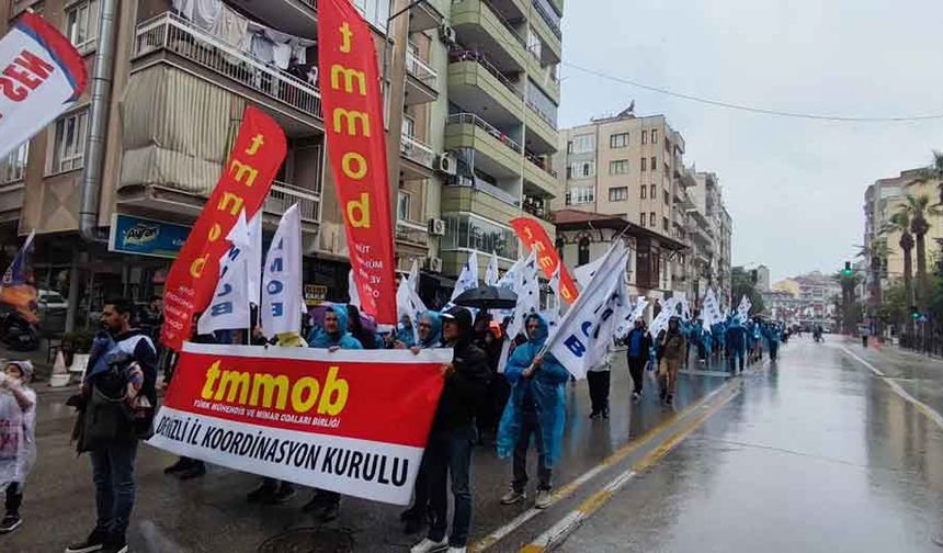 Denizli’de 1 Mayıs İşçi Bayramı yağış altında kutlandı